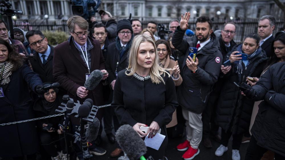 Trump-Sprecherin Karoline Leavitt: Trumps Sprecherin Karoline Leavitt mit Reportern vor dem Westflügel des Weißen Hauses