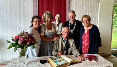 Hans-Peter Eisenhut im Goldenen Buch der Gemeinde Berg verewigt