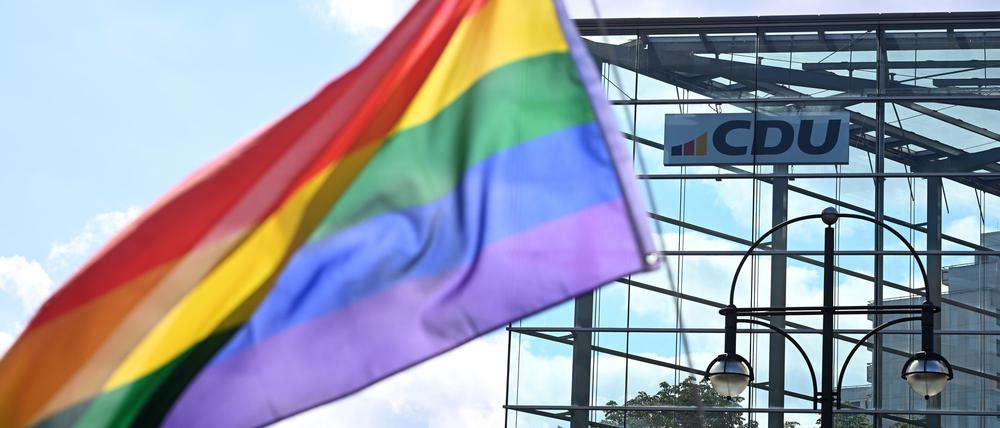 Eine Regenbogenfahne ist bei der 47. Berlin Pride, der Demonstration zum Christopher Street Day (CSD) vor der CDU-Bundesgeschäftsstelle, dem Konrad-Adenauer-Haus, zu sehen. 