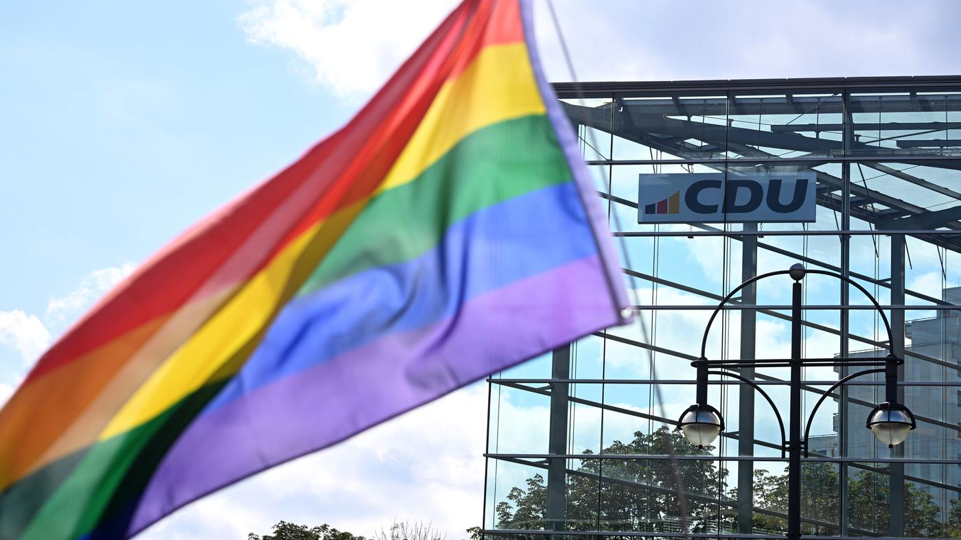 CDU-Politiker auf Parade in Berlin angespuckt und ins Gesicht geschlagen