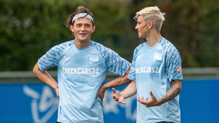 Fabian Reese (l.) und Dawid Kownacki von Hertha BSC im Gespräch. (Foto: IMAGO / Matthias Koch)