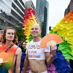 "Love is for everyone" steht auf dem Shirt eines Teilnehmers mit regenbogenfarbenen Flügeln bei der 47. Berlin Pride, der Demonstration zum Christopher Street Day (CSD) am 26.07.2025. (Quelle: dpa/Bernd von Jutrczenka)