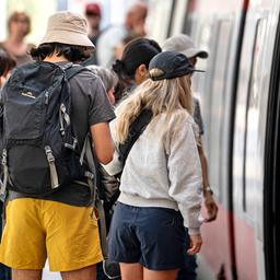Archivbild: Personen steigen am 28.09.2023 am Berliner Hauptbahnhof in einen Regionalzug. (Quelle: Picture Alliance/Fabian Sommer)