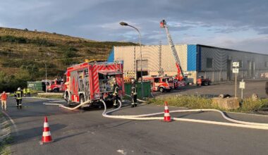 Großbrand auf Mülldeponie in Mainz-Amöneburg