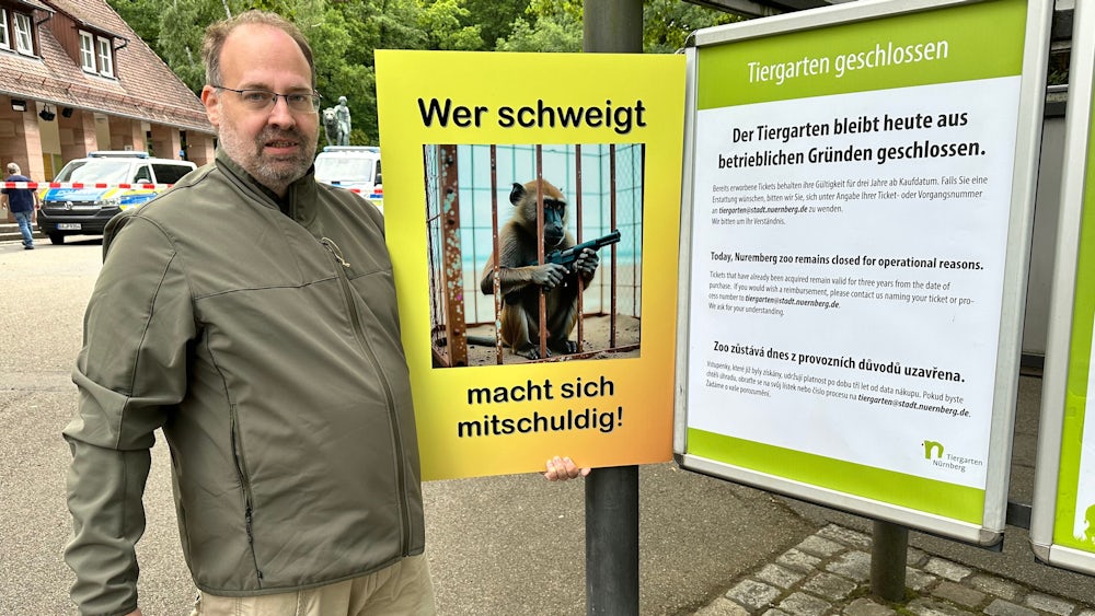 Tierschützer protestieren am Dienstag  vor dem Nürnberger Tiergarten.