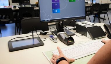 Eine Mitarbeiterin sitzt im Bürgeramt im Berliner Bezirk Spandau an ihrem Arbeitsplatz. (Quelle: dpa/Jörg Carstensen)