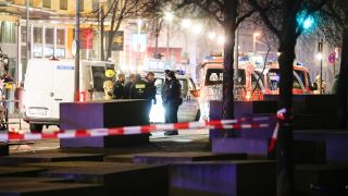 Archivbild:Der abgesperrte Tatort am Mahnmal am 21.02.2025.(Quelle:picture alliance/AP/E.Noroozi)