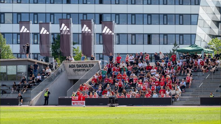 Fans von Union Berlin beim Testspiel in Herzogenaurach gegen Schweinfurt. Quelle: Matthias Koch