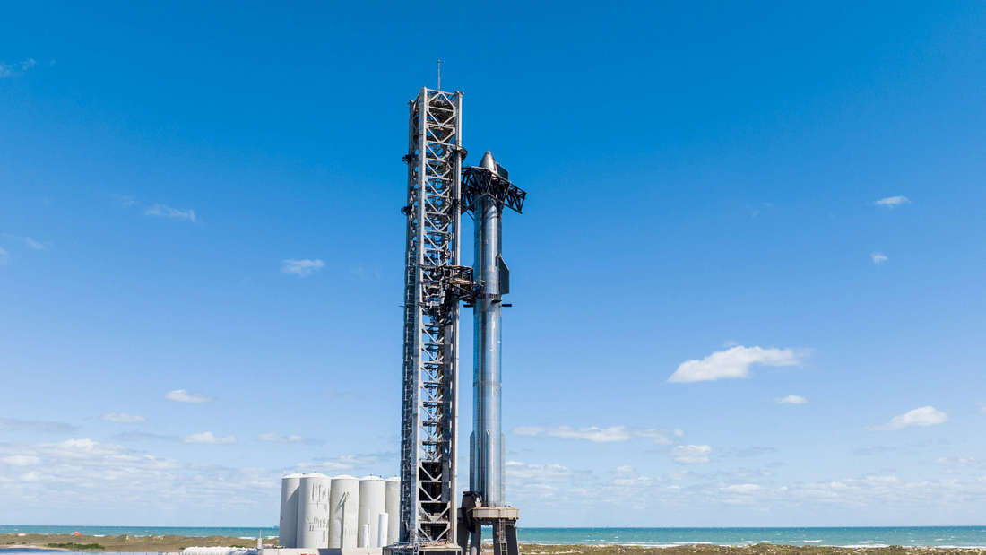 Das „Starship“ von SpaceX ist mit 121 Metern Höhe die größte Rakete der Welt. Zum Vergleich: die Mondrakete „Saturn V“ war 110 Meter hoch, das „Space Launch System“ der Nasa ist 98 Meter hoch.