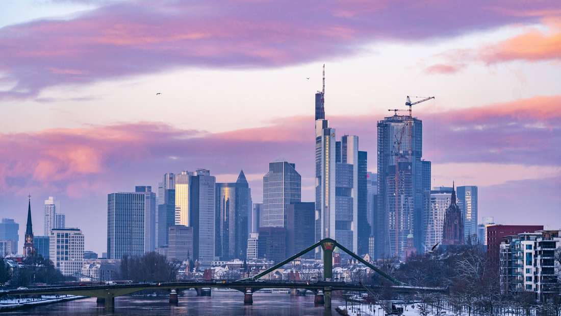 Die Skyline von Frankfurt am Main, Hochhäuser des Bankenviertel, Flößerbrücke, winterlicher Morgen