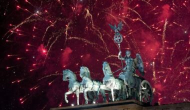 Feuerwerk glitzert im Nachthimmel über dem Brandenburger Tor, Archivbild (Quelle: Pic One/Christian Ender)