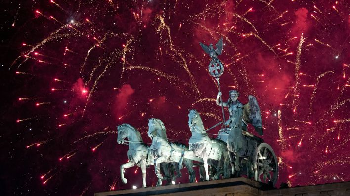 Feuerwerk glitzert im Nachthimmel über dem Brandenburger Tor, Archivbild (Quelle: Pic One/Christian Ender)