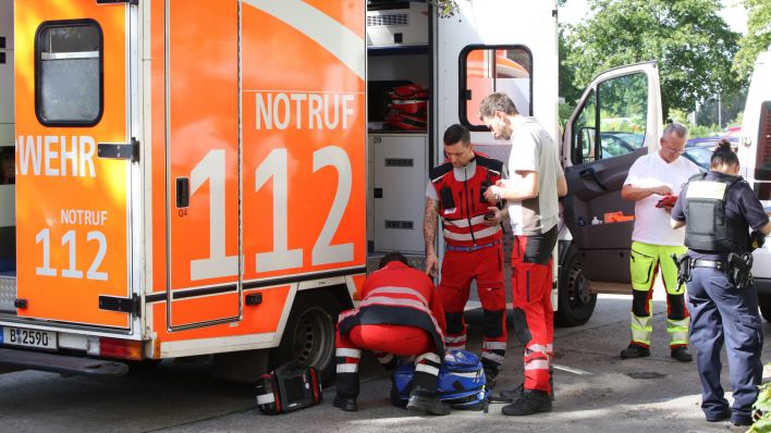 Rettungskräfte sind am Mittwoch nach Marzahn zu einem Einsatz ausgerückt, nachdem es in einem Wohnhaus in der Märkischen Allee zu einer Explosion gekommen war. (Quelle: John Boutin)