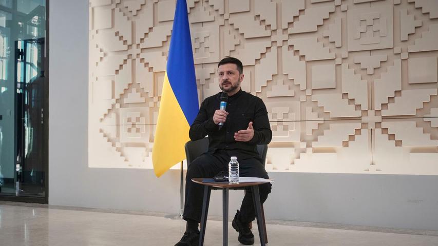 Ukraines Präsident Wolodymyr Selenskyj spricht mit Journalisten in der ukrainischen Botschaft in Ankara. (zu dpa: «Fortsetzung der russisch-ukrainischen Gespräche offen»)