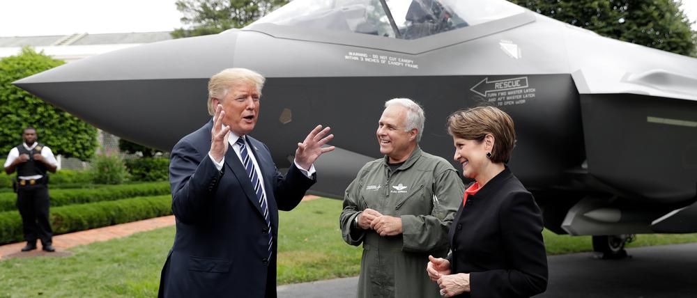 US-Präsident Donald Trump (l.) vor einer F-35 des Herstellers Lockheed Martin