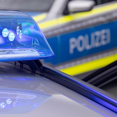 Ein Blaulicht auf dem Dach eines Polizeifahrzeugs.