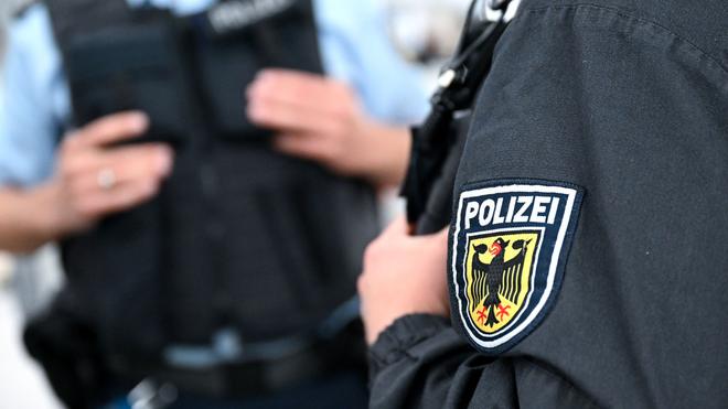 Bremen: Die Bundespolizei legte den mit Messer bewaffnetem Dieb Handschellen an. (Symbolfoto)