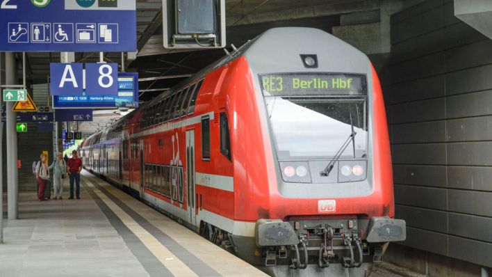Archivbild: Bahnhof Südkreuz, Regionalexpres RE3, Bahnsteig. (Quelle: dpa/Schoening)