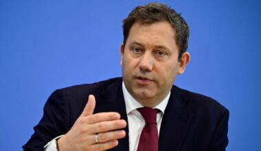 „Alles muss denkbar sein“: Klingbeil schließt höhere Steuern nicht aus | Politik