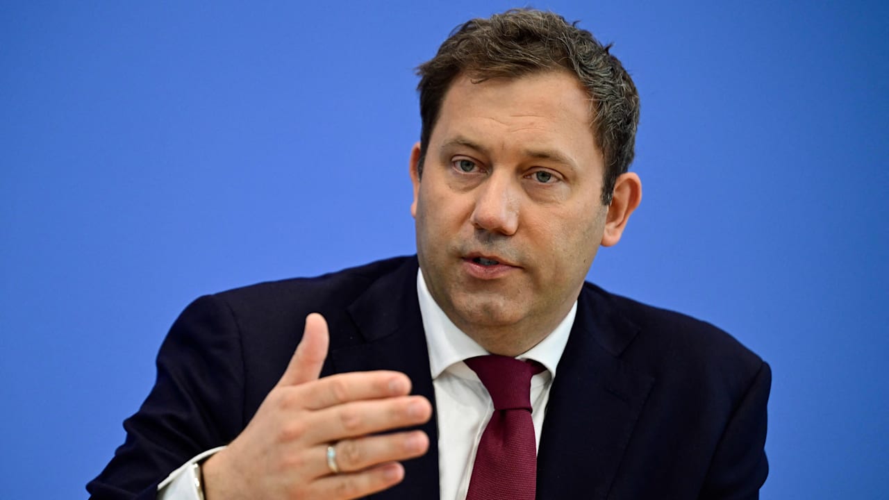„Alles muss denkbar sein“: Klingbeil schließt höhere Steuern nicht aus | Politik