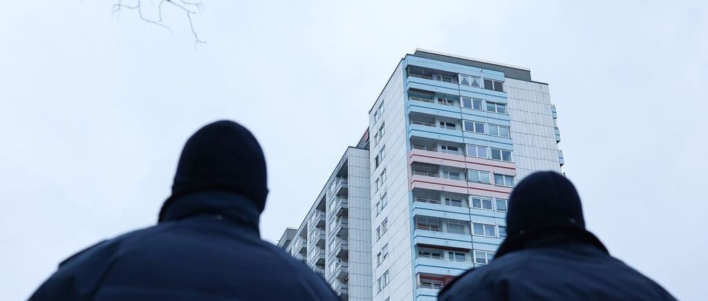 Feuerlöscher-Wurf aus Hochhaus - Jugendlicher angeklagt