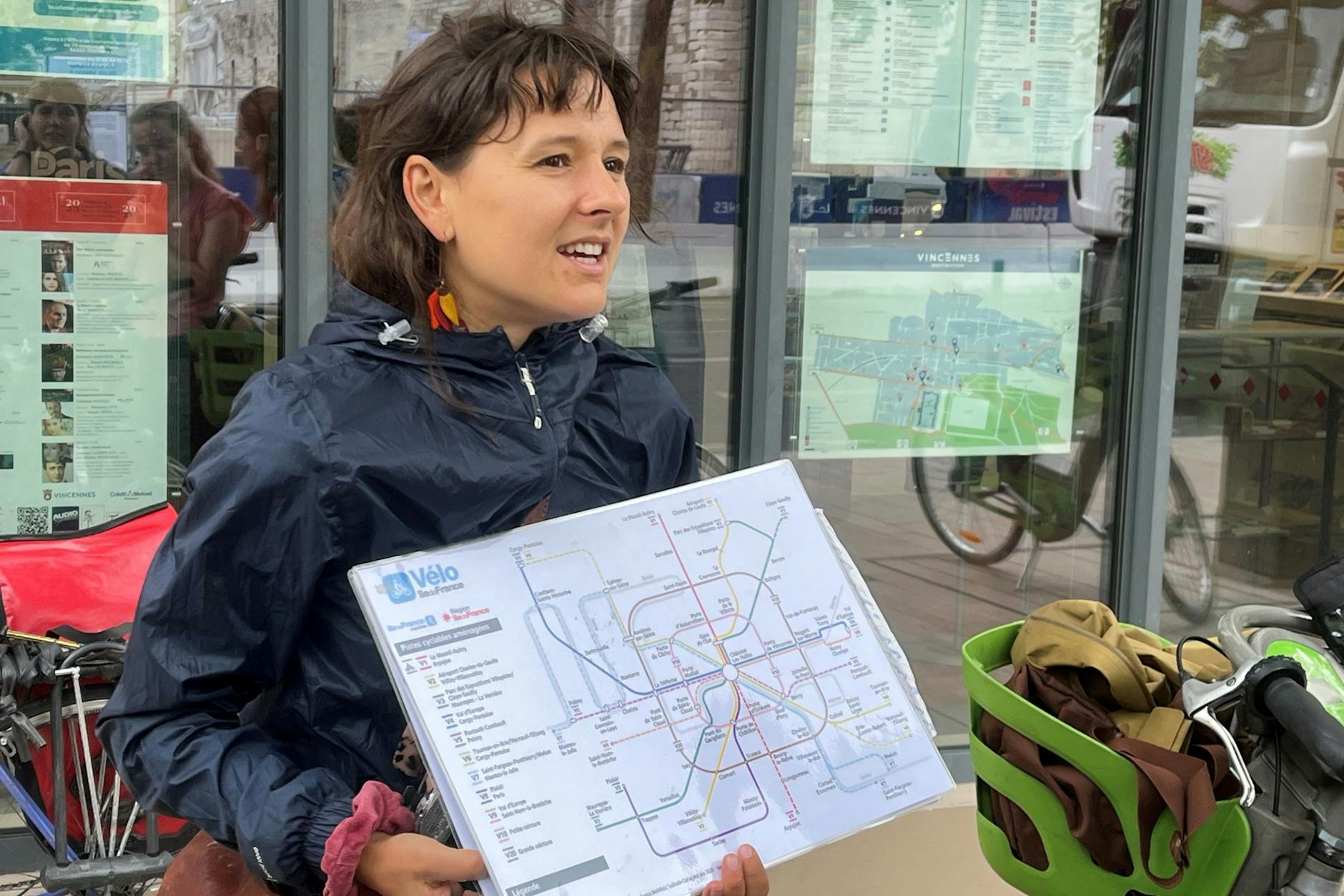 Marie Werner vom Collectif Vélo Île-de-France zeigt den Radverkehrsplan für die Region Paris: elf Radrouten, 750 Kilometer, 300 Millionen Euro. Ungefähr die Hälfte ist geschafft, sagt sie. Berliner quittieren das mit Neid.