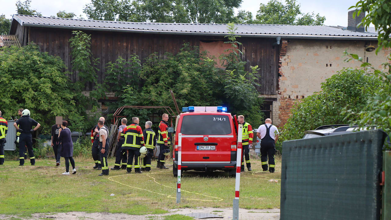Schock in Brandenburg: Mann (71) und Frau (46) unter Mauer begraben | Regional