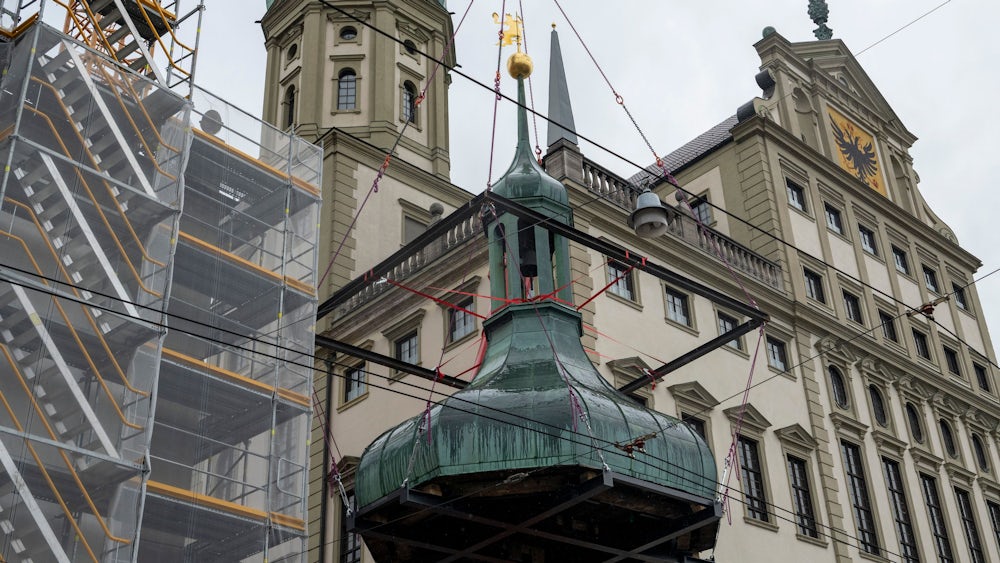 Nach einer guten halbe Stunde Baumeln am Kranseil landet die Turmzwiebel dann vor dem Rathaus.