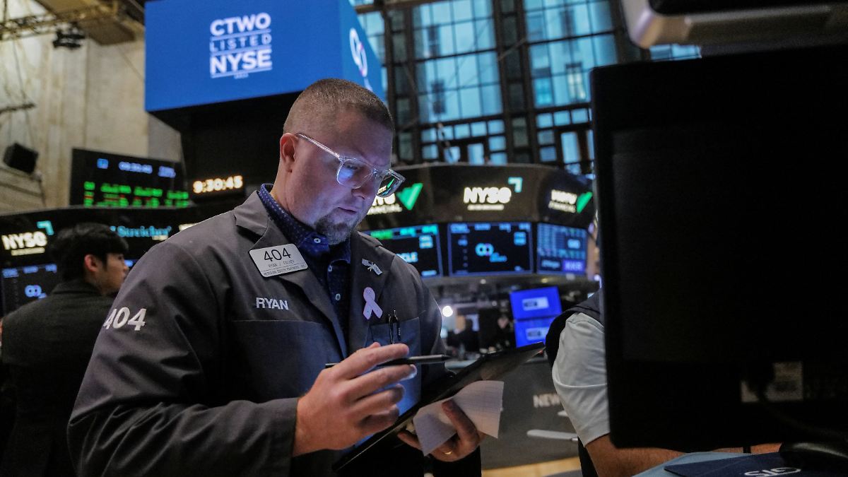 Trump setzt Tesla zu: Zollsorgen und Fed-Bedenken bremsen Nasdaq-Rally