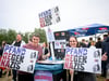 Andrea Päpke (l.) und Steffi Sobczak (r.) sammeln „Pfand gegen Nazis“. Damit wird die Arbeit ihres Vereins „Rock gegen Rechts“ finanziert.