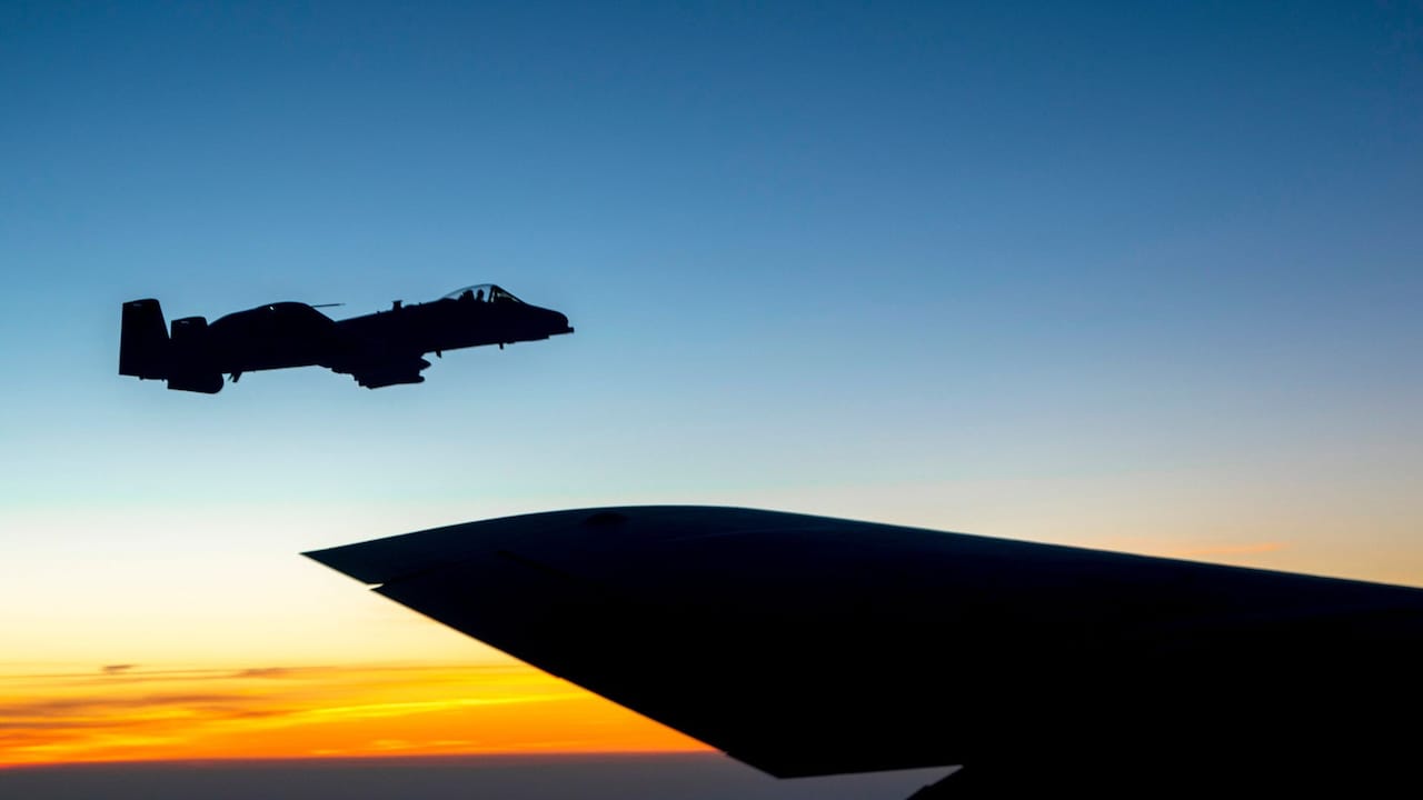 Ein A-10C Thunderbolt II "Warthog" des 175. Jagdgeschwaders wird am 11. Juni 2025 über Virginia von einem KC-135 Stratotanker des 121. Luftbetankungsgeschwaders betankt. Die A-10 Thunderbolt II ist in der Lage, ausgedehnte Patrouillen über Kampfgebieten durchzuführen und bei schlechter Sicht zu operieren.