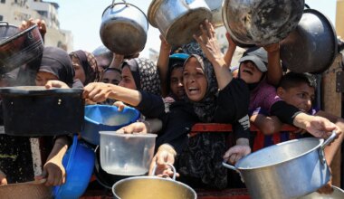 News zu Nahost: Ärzte: Israels Luftwaffe wirft Hilfsgüter über Gazastreifen ab - Politik