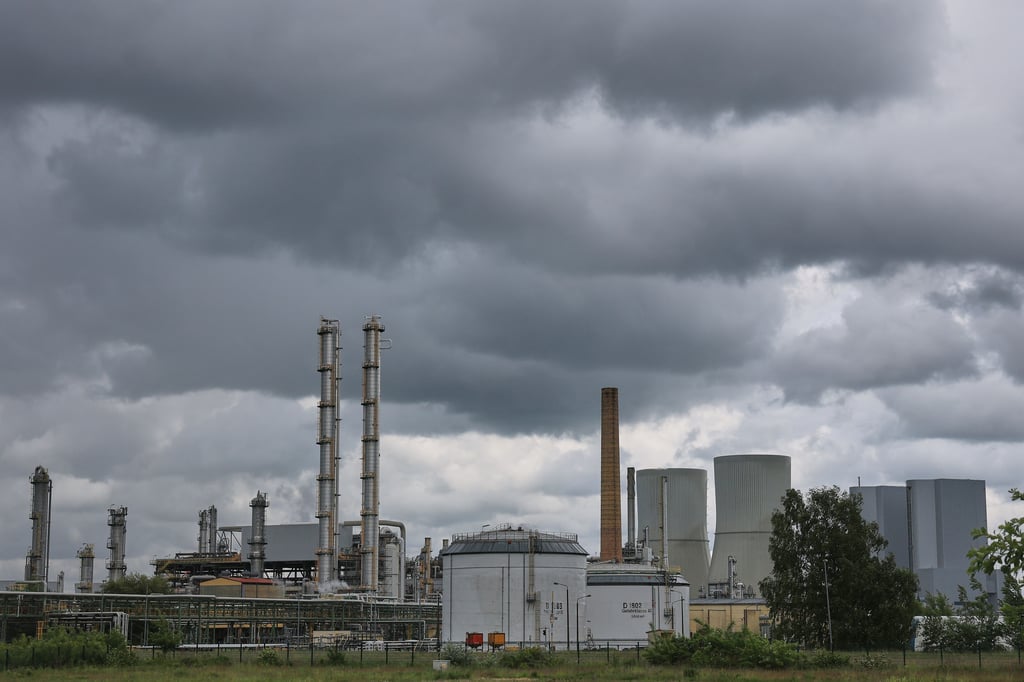 Blick auf die Dow-Chemieanlagen in Böhlen: Der US-Konzern schließt aus Kostengründen zwei Chemieanlagen in Mitteldeutschland.