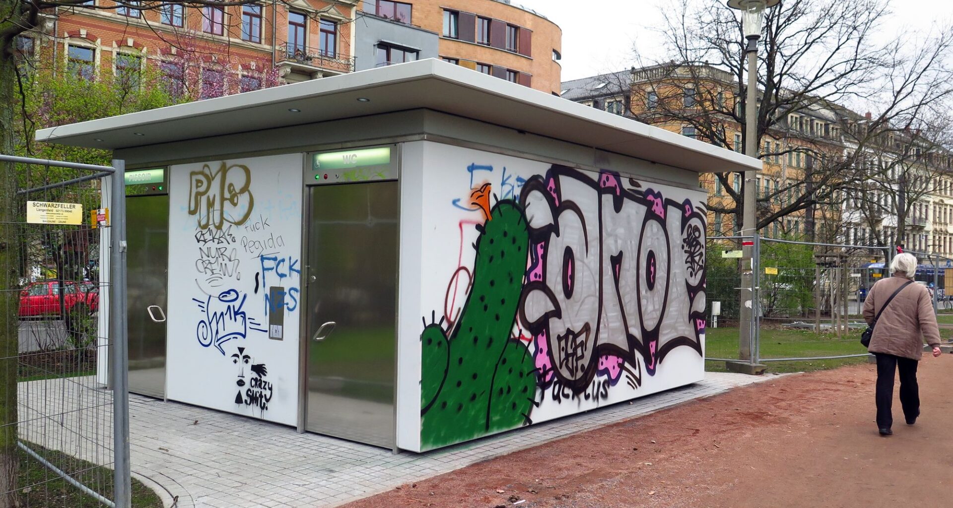 Einbrecher stehlen Waschbecken aus Behindertentoilette