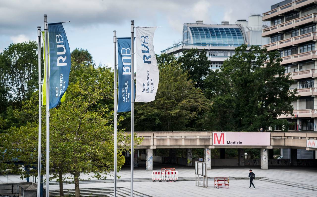 Mann geht über den leeren Campus der RUB 