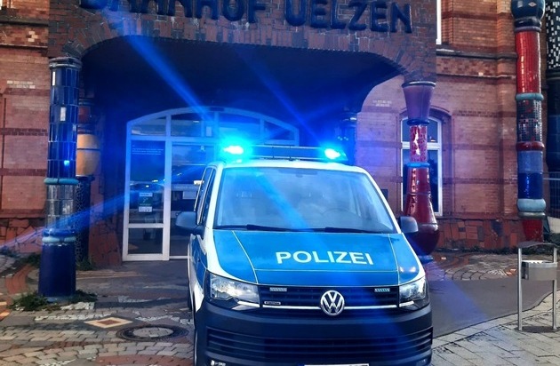 BPOL-HB: Angriff auf Bundespolizisten - 18-Jähriger verbringt Nacht in Gewahrsamszelle.