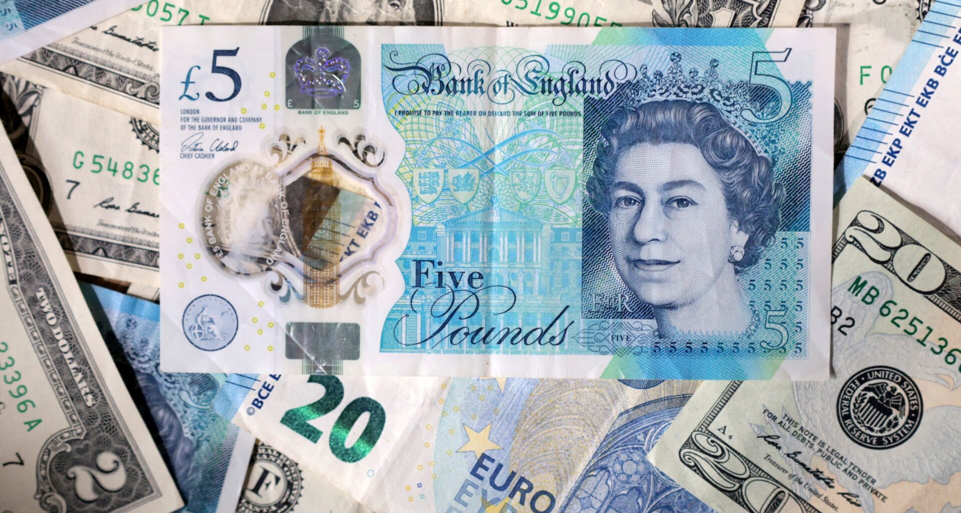 Pfund bleibt nahe Mehrjahreshoch und ignoriert britische Politik