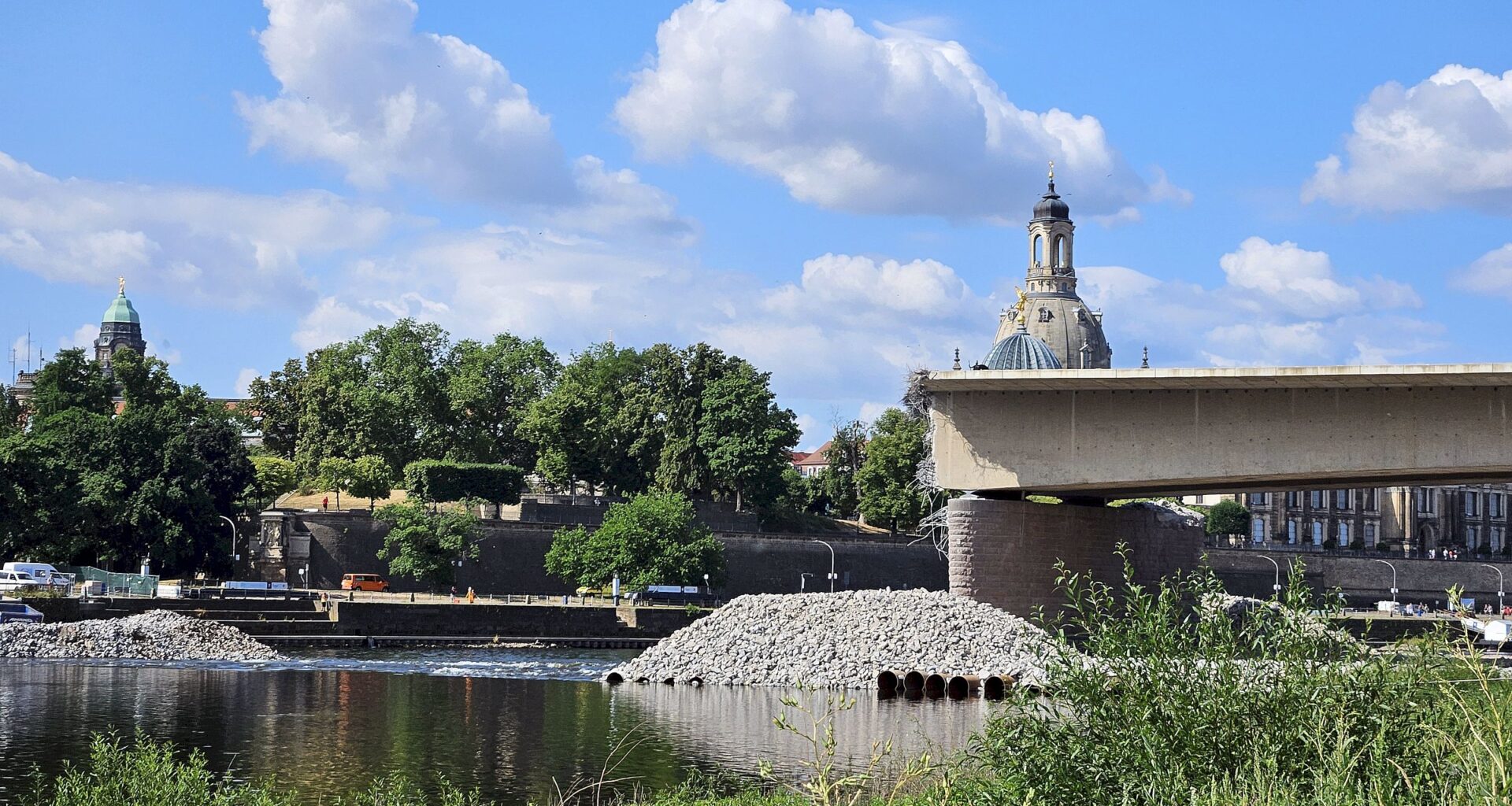 Wegen der Baustraße hat die Elbe ein paar Stromschnellen entwickelt und ist stromabwärts erheblich versandet. Das muss nun ausgebaggert werden, damit die Schifffahrtsrinne wiederhergestellt werden kann.  Foto: Anton Launer