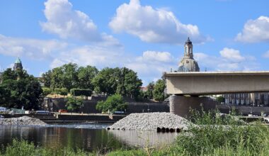 Wegen der Baustraße hat die Elbe ein paar Stromschnellen entwickelt und ist stromabwärts erheblich versandet. Das muss nun ausgebaggert werden, damit die Schifffahrtsrinne wiederhergestellt werden kann.  Foto: Anton Launer