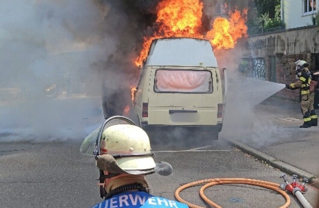 FW Stuttgart: Wohnmobil in Vollbrand