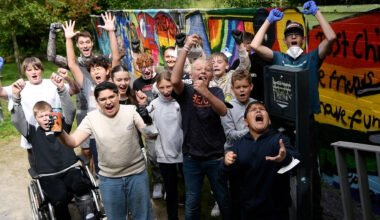 Bunte Botschaft: Jugendliche sprayen für die Demokratie