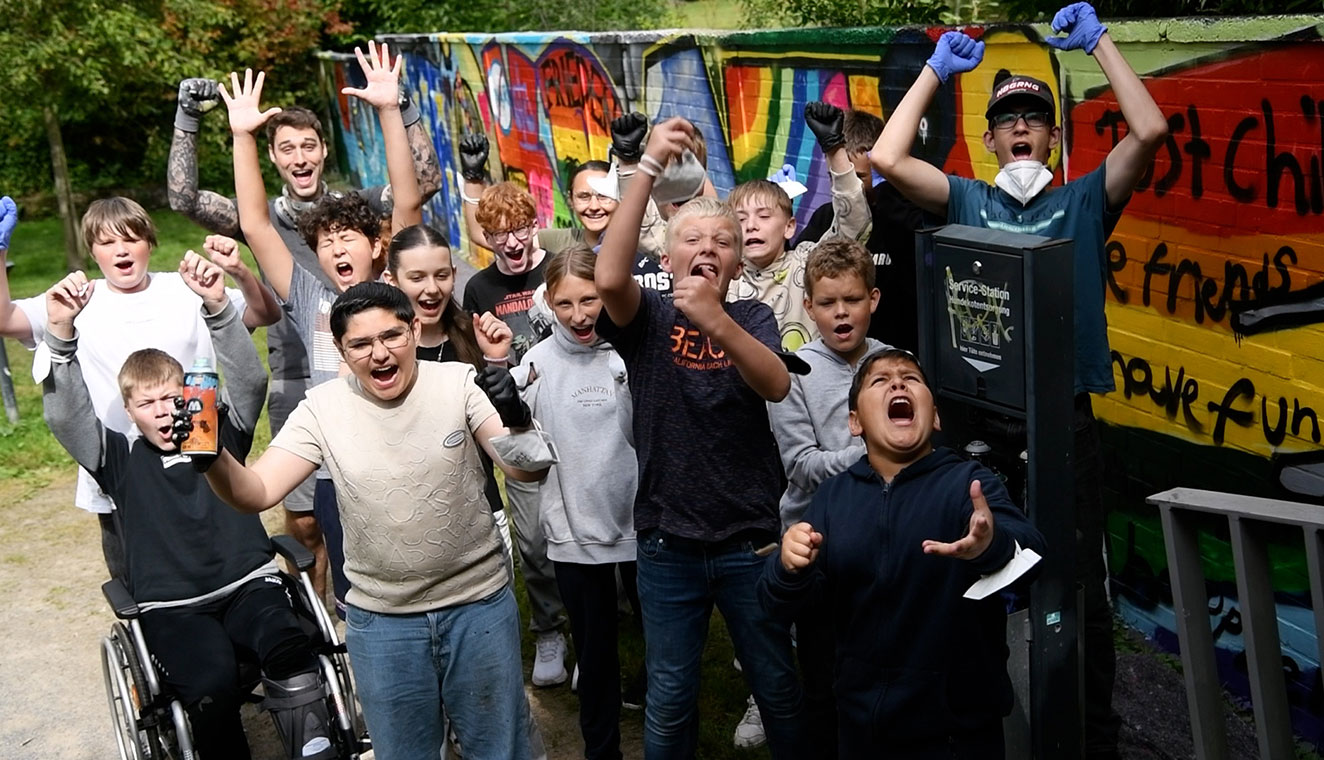 Bunte Botschaft: Jugendliche sprayen für die Demokratie