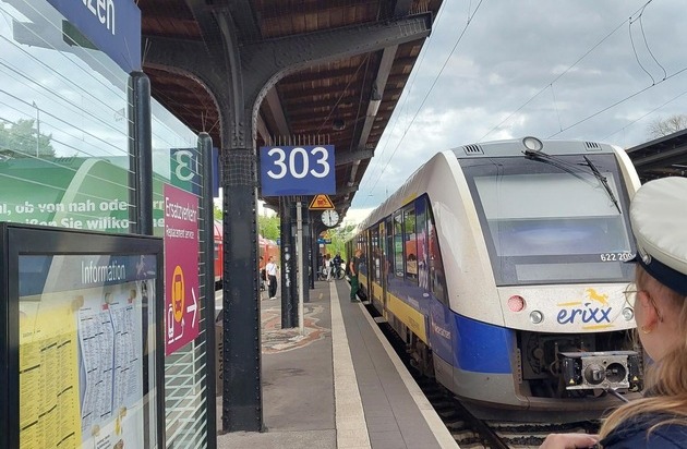 BPOL-HB: Bundespolizei stellt Mann mit Messer im Zug. Ein teurer Verstoß: 1000,- EUR ...