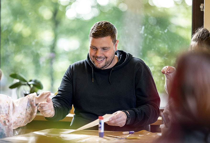 Andre Feldmann bastelt mit Kindern.