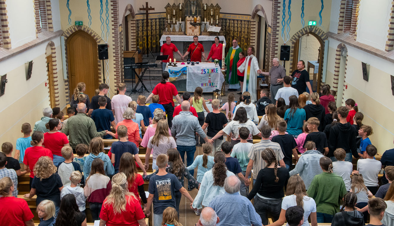 Weihbischof Lohmann feiert mit Ferienlagern auf Ameland Gottesdienst