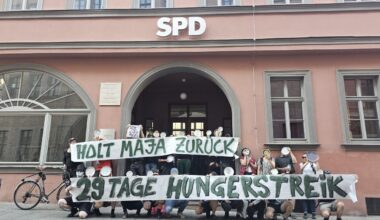 Protestaktion zum Hungerstreik der in Ungarn inhaftierten Linksextremistin – Teller vor CDU und SPD in Halle (Saale) niedergelegt – Du bist Halle