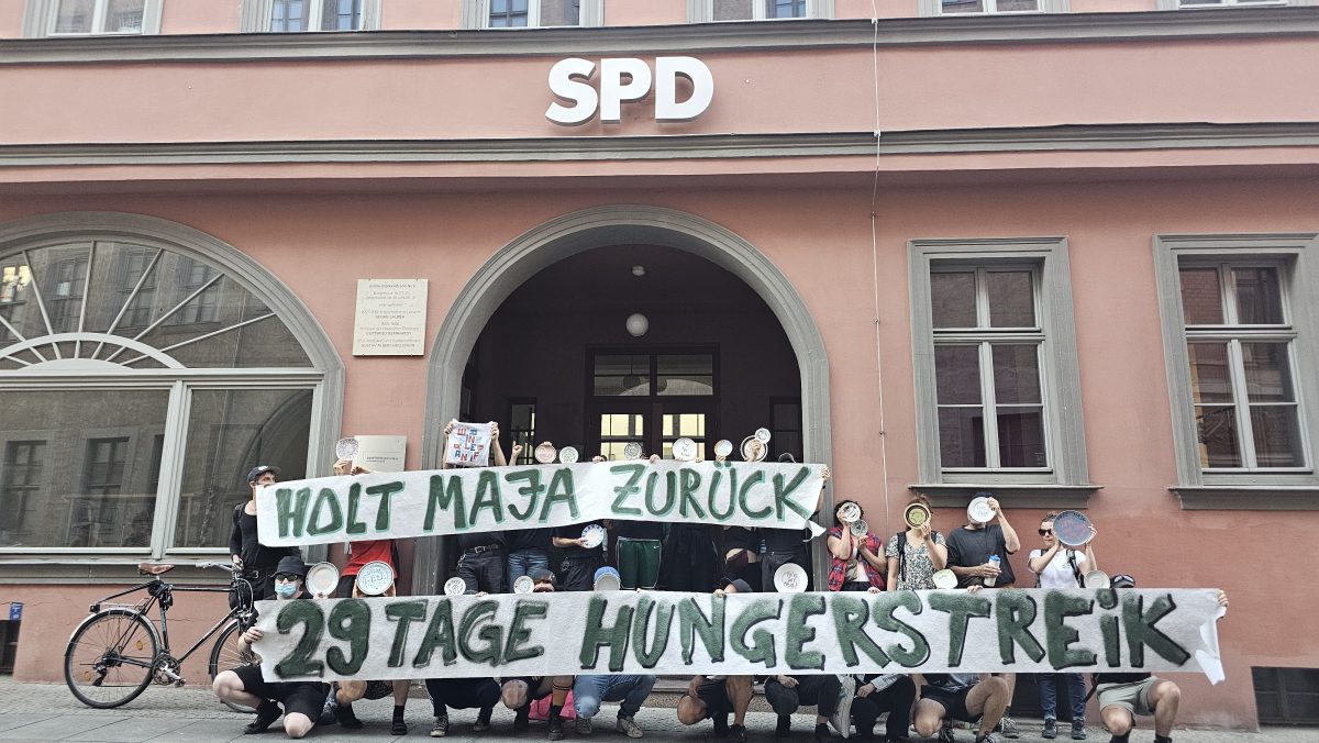 Protestaktion zum Hungerstreik der in Ungarn inhaftierten Linksextremistin – Teller vor CDU und SPD in Halle (Saale) niedergelegt – Du bist Halle