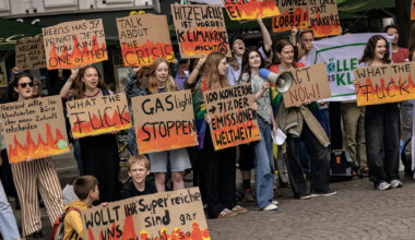 150 Menschen protestieren auf dem Kölner Rudolfplatz für mehr Klimaschutz
