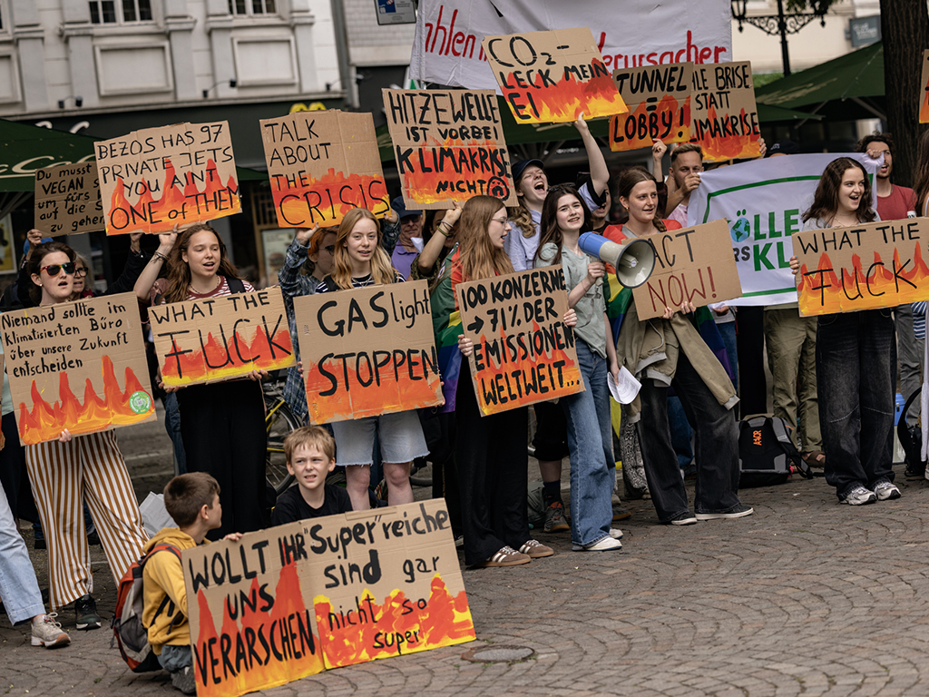 150 Menschen protestieren auf dem Kölner Rudolfplatz für mehr Klimaschutz