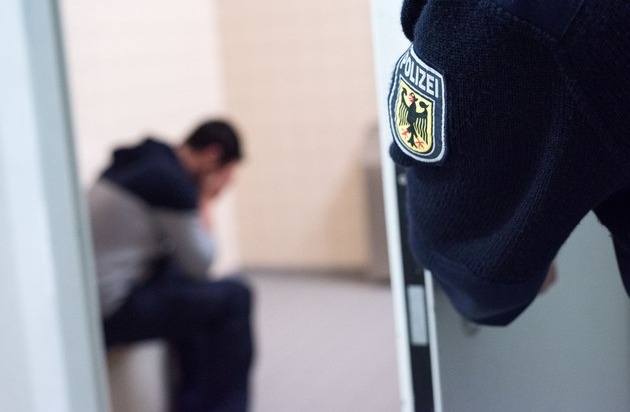 Bundespolizeidirektion München: Bundespolizei bringt zwei Migranten in ...